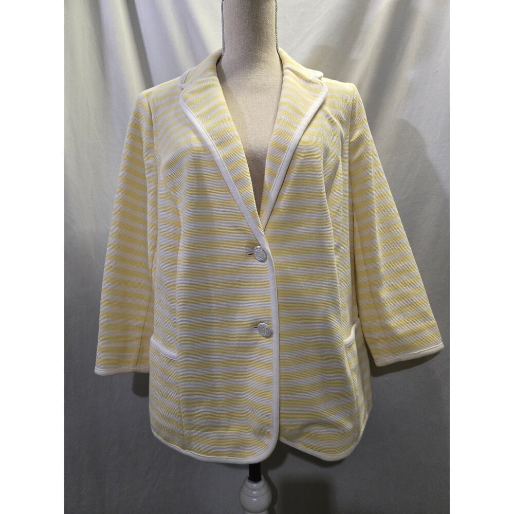 Women's EUC Button Front Blazer